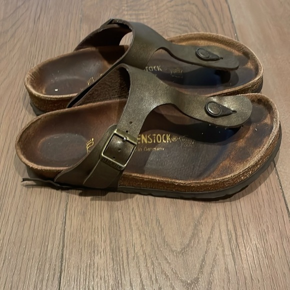 Birkenstock Gizeh Sandals, Bronze Metallic, Size 35 - Picture 2 of 4